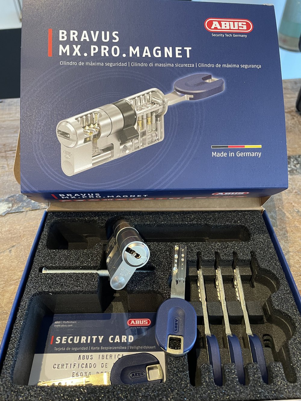 Caja de cilindro de seguridad ABUS Bravus MX Pro Magnet, con llaves y tarjeta de seguridad.