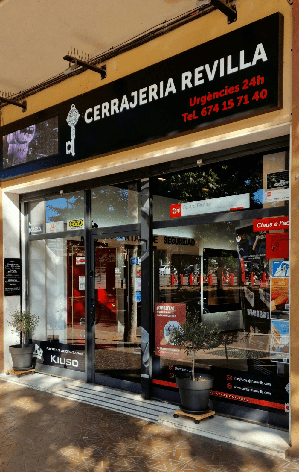 Entrada de cerrajería Revilla con letrero de servicio 24h.